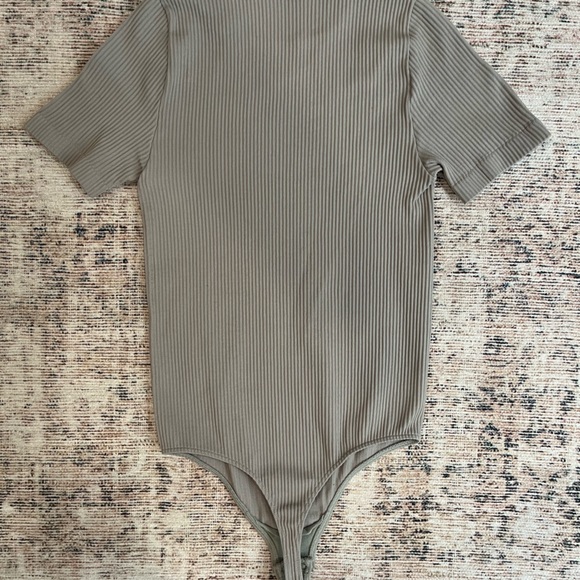 Aritzia Babaton Ribbed Shortsleeve Bodysuit - Picture 9 of 12